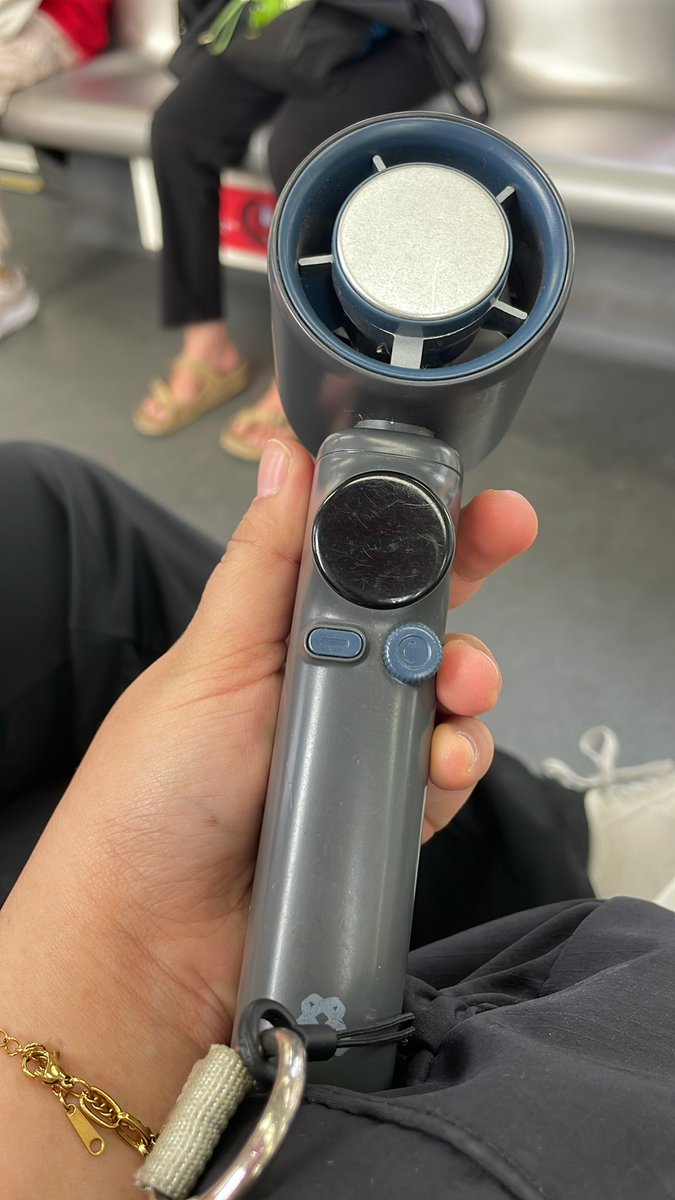 MiraCinnamonC's tweet photo. jap kipas ni bole masuk ke?

#EXhOrizoninKL #EXhOrizoninMY 
#EXOinKL #EXOinMY https://t.co/bUITBvV9YE
