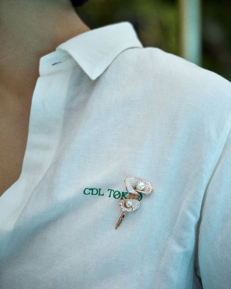 CDLTOKYO_NEWS's tweet photo. POP UP STORE
NEW ITEM

🌙CDL Calla Lily Brooch
COLOR : Silver / Rose Gold
SIZE : Free
¥275,000 (tax in)

ピンズタイプの留め具でジャケットやバッグなど様々なアイテムへの取り付けが可能。

纏う場所を選ばず、着こなしに静かな格をもたらす、CDL TOKYOのマスターピース。

#CDLTOKYO https://t.co/9W0Kx57aDZ
