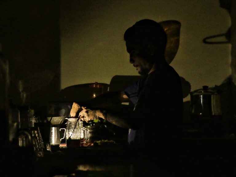 berhomonim's tweet photo. Aku selalu gak habis pikir kalau PLN selalu bisa bebas lepas tangan dengan kerugian yang masyarakat hadapi ketika pemadaman listrik di luar kewajaran.

Berkaca dengan kasus krisis pemadaman listrik massal yang menimpa Sumatera kemarin: ada dampak finansial yang menghancurkan bagi para pelaku usaha kecil dan peternak. Kalau kalian baca laporan Projectmultatuli, miris rasanya melihat data yang ada.

1. Peternak ayam mengalami kerugian karena sistem ventilasi (blower fan) mati, yang menyebabkan ribuan ternak mati akibat suhu panas dan gas beracun. Sebagai contoh, seorang peternak di Deli Serdang kehilangan lebih dari 3.000 ekor ayam dengan total kerugian mencapai lebih dari Rp100 juta.

2. Pembudidaya ikan hias mengalami kematian komoditas berharga karena pompa udara tidak berfungsi. Salah satu warga kehilangan indukan ikan pari Brasil yang bernilai sekitar Rp30 juta, yang juga berarti hilangnya potensi penghasilan berkelanjutan dari anakan ikan tersebut di masa depan.

3. Pelaku usaha makanan beku (frozen food) mengalami kerusakan stok produk seperti daging dan saus karena mesin pendingin (freezer) berhenti beroperasi. Bagi pelaku UMKM, kerusakan bahan baku dalam satu hari dapat berarti hilangnya keuntungan selama berminggu-minggu.

4. Warga terpaksa mengeluarkan biaya tambahan untuk membeli bahan bakar solar guna menghidupkan genset. Namun, harga solar yang sedang tinggi dan kelangkaan stok membuat beban biaya semakin berat. Seorang peternak menyebutkan butuh setidaknya Rp900 ribu per hari hanya untuk membeli solar agar genset tetap menyala.

5. Pekerja jasa yang bergantung pada listrik dan internet, seperti penyunting naskah, mengalami hambatan dalam menyelesaikan pekerjaan tepat waktu, yang berisiko pada komplain klien dan denda deadline.
Usaha jasa lain, seperti pemangkas rambut, terpaksa bekerja dalam gelap dengan pencahayaan terbatas, yang membuat hasil kerja tidak maksimal dan mengganggu kenyamanan pelanggan.

Pemadaman kemarin menyebabkan mereka menderita kerugian finansial yang menggunung tanpa kepastian skema kompensasi yang jelas dari pihak PLN.

Baca lengkap: Beban Pelanggan PLN di Sumatra: Patuh Bayar Demi Terang, Dibiarkan Merugi Saat Gelap https://t.co/nfbhQz1E17