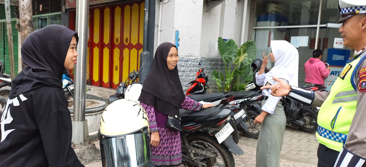 Humas_restinggi's tweet photo. Personel Satlantas Polres Tebing Tinggi melaksanakan kegiatan pembinaan dan penyuluhan kepada para remaja. Dalam kegiatan tersebut, personel memberikan edukasi dan himbauan mengenai pentingnya mematuhi peraturan lalu lintas, bahaya balap liar, penggunaan knalpot tidak sesuai https://t.co/nssEVAUtrQ