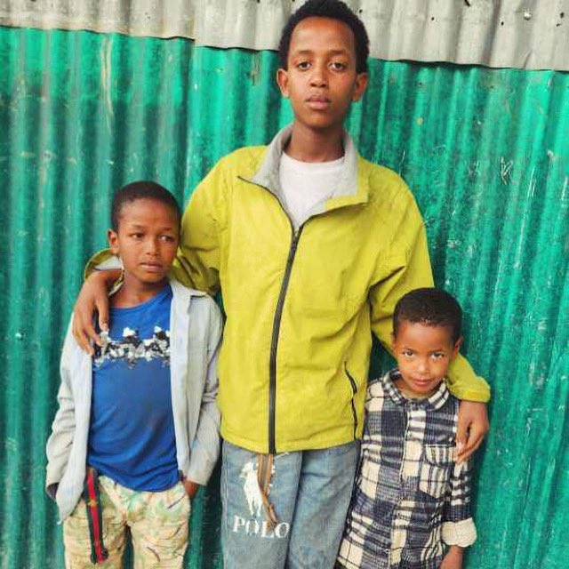 NatnaelMekonne7's tweet photo. Good News : የእናቱን አስክሬን በቤት አስቀምጦ፣ የእናቱን የመጨረሻ ምኞት እና ቃል ለማክበር ከቀብር በፊትም ሆነ ከቀብር በኋላ ለ8ኛ ክፍል ሚኒስትሪ ፈተና የተቀመጠውን ታዳጊ ካሊድን ዛሬ በስልክ አግኝቼዋለሁ።

ካሊድ ከሁለት ታናናሽ ወንድሞቹ ጋር ከእናቱ ሞት በኋላ ከባድ የሕይወት ሸክም ተሸክሟል። የወንድሞቹን እንክብካቤና የቤተሰቡን ኃላፊነት በልጅነቱ ትከሻ ላይ ለመሸከም ተገዷል።

ካሊድን በአካል ለመገናኘት ቀጠሮ ይዘናል። ከእርሱ ጋር በቀጥታ ከተገናኘን በኋላ ያለበትን ሁኔታ በተሻለ መልኩ ተረድተን፣ እኔና አንድ የቅርብ ወዳጄ ተመካክረን ካሊድና ወንድሞቹ እንዳይቸገሩ፣ ትምህርታቸውን እንዲቀጥሉ እና የሚያስፈልጋቸውን ድጋፍ ለማድረግ አስበናል።

በዚህ አጋጣሚ ካሊድን እንዳገኝ በትጋት የተባበረኝን ወዳጄ ጋዜጠኛ ሲማ (ዳጉ ኦርጅናል) ከልብ ላመሰግነው እወዳለሁ።

በተጨማሪም ካሊድ የሚማርበትን ትምህርት ቤትና ያለበትን ሁኔታ በተመለከተ በስልክ አብረውኝ የተወያዩና ጠቃሚ መረጃ የሰጡኝን የኤካ ጣፎ ክፍለ ከተማ ትምህርት ቤቶች ጽሕፈት ቤት ኃላፊ አቶ ደረጀ ዱጉማንም ልዩ ምስጋናዬን አቀርባለሁ።

በመጨረሻም ካሊድን በአካል ከጎበኘን በኋላ ስለሚኖሩ ቀጣይ ሁኔታዎችና ስለምንደርጋቸው ነገሮች ይበልጥ መረጃ እናካፍላችኋለን።

ካሊድን እንዳገኝ በመረጃ፣ በምክርና በቅን ልብ የተባበራችሁኝ ሁሉ ከልብ አመሰግናለሁ። የእናንተ ሰብአዊነትና ቸርነት ተስፋ የሚሰጥ ነው። ምስጋናዬ ለሁላችሁም ይድረስ። 🙏🏾