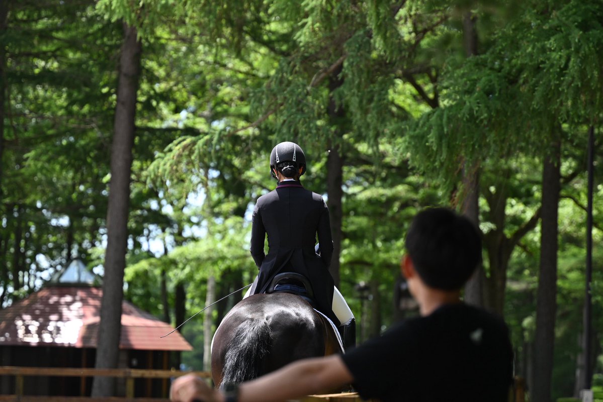 Versailles_Farm's tweet photo. ノーザンホースパーク競技会 初日🏇

クリノガウディーは久しぶりの大会。
気難しいところが出てしまい、少し悔いの残る結果となりました。

プラダリアは初めての大会にもかかわらず、本当によく頑張ってくれて、なんと5位入賞✨

ドーブネも初めての大会、初めてのコース走行。
社長との限られた時間での練習の中、本当によく頑張ってくれました！

そしてグローリアス姐さんは、安定感のある演技で見事2位🥈✨
さすがの頼もしさを見せてくれました！

それぞれに課題や収穫のあった一日。
みんな明日も頑張ります！

#クリノガウディー
#プラダリア
#ドーブネ
#リトレーニング
#馬術
#ノーザンホースパーク 
#Yogiboヴェルサイユリゾートファーム