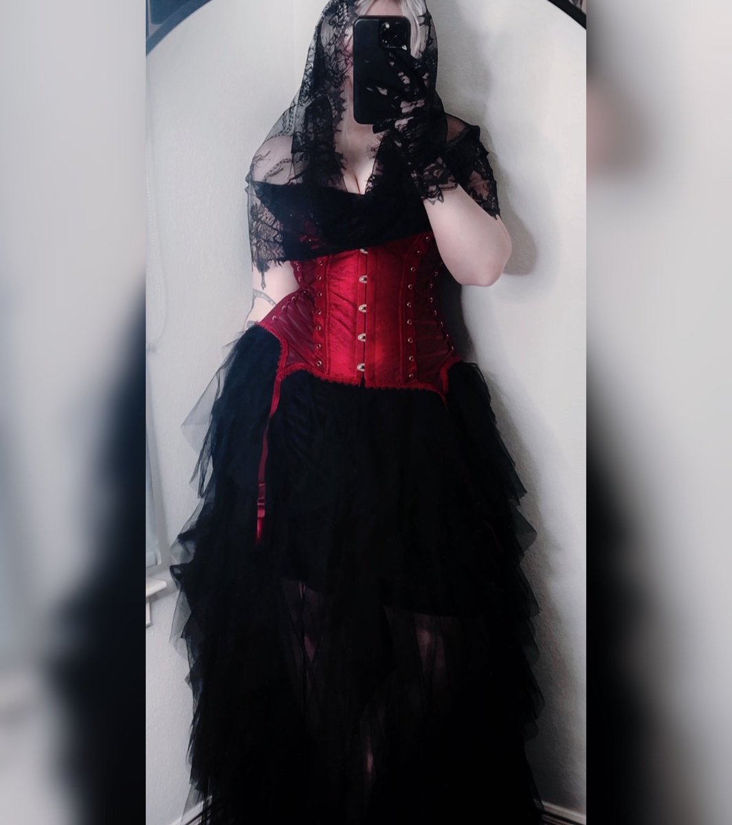 VeiledDame's tweet photo. My black lace parasol is already packed up or I would have used it to complete this outfit 🤍🕸️ https://t.co/XnOZMTotUU