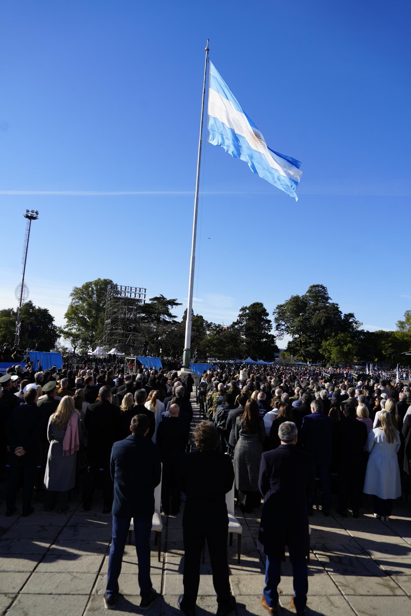 FlavioArenales's tweet photo. El presidente de la nación @JMilei 
Dando el discurso en el día de la bandera. https://t.co/yIGsju6CPb