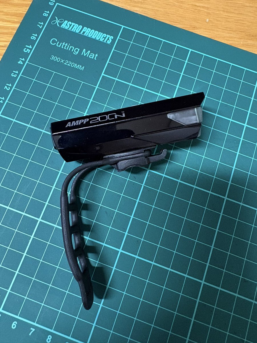 kuromitsu9600's tweet photo. 【誰得情報】6月に新しくなって新発売AMPP200NがUSBタイプCなのでヘルメットライトで採用したいけど、ラバーバンドなのよね。ラバーを外してキャットアイのスモールパーツ5445330ブラケットスペーサーがポン付けできると楽なんだけど、残念…加工が必要ですね(´ω｀) https://t.co/YoSaTKZrWk
