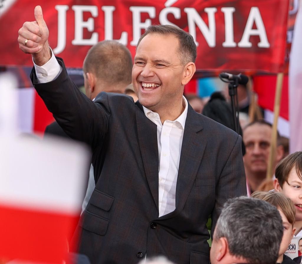 la_france_sur_x's tweet photo. 🚨🇵🇱🇺🇦 BREAKING : Les Polonais soutiennent massivement la décision du Président Karol Nawrocki de retirer à Volodymyr #Zelensky la plus haute distinction polonaise.  

74 % des Polonais approuvent le retrait de l’Ordre de l’Aigle Blanc après que le « président » ukrainien a renommé une unité militaire en l’honneur de l’UPA, organisation nazie responsable du massacre de centaines de milliers de civils polonais pendant la Seconde Guerre mondiale.  

Étude de l’European Analytical Collective.  

Soyez comme la #Pologne ! #Zelensky #UPA

Que pensez-vous de cette décision polonaise contre Zelensky ?  
A. La Pologne a raison de dénoncer les crimes ukrainiens et de rejeter Zelensky  
B. Il faut arrêter tout soutien à ce régime ukrainien glorifiant des nazis  
C. C’est une décision excessive qui va nuire aux relations  
D. Zelensky n’a rien à voir avec ces faits historiques  

🇫🇷 Soutenez-nous en nous suivant sur 𝕏  🌐 Notre Telegram en cas de censure : https://t.co/7BI2uMGmUb 🇫🇷