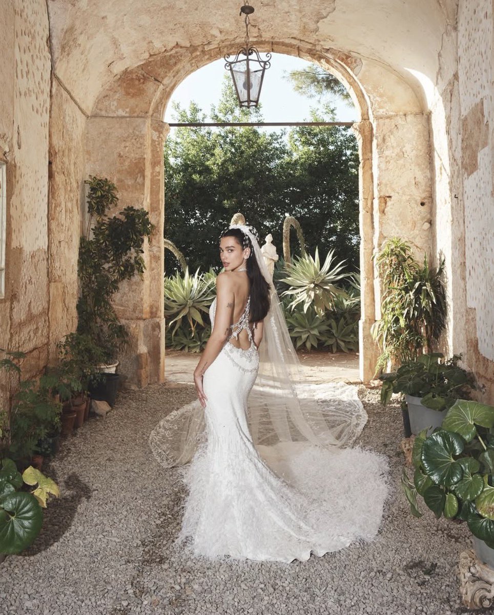 poxelse's tweet photo. la manera que ya la había resignado a que nunca íbamos a ver el vestido de novia que se puso dua lipa https://t.co/bK1as9LdEm