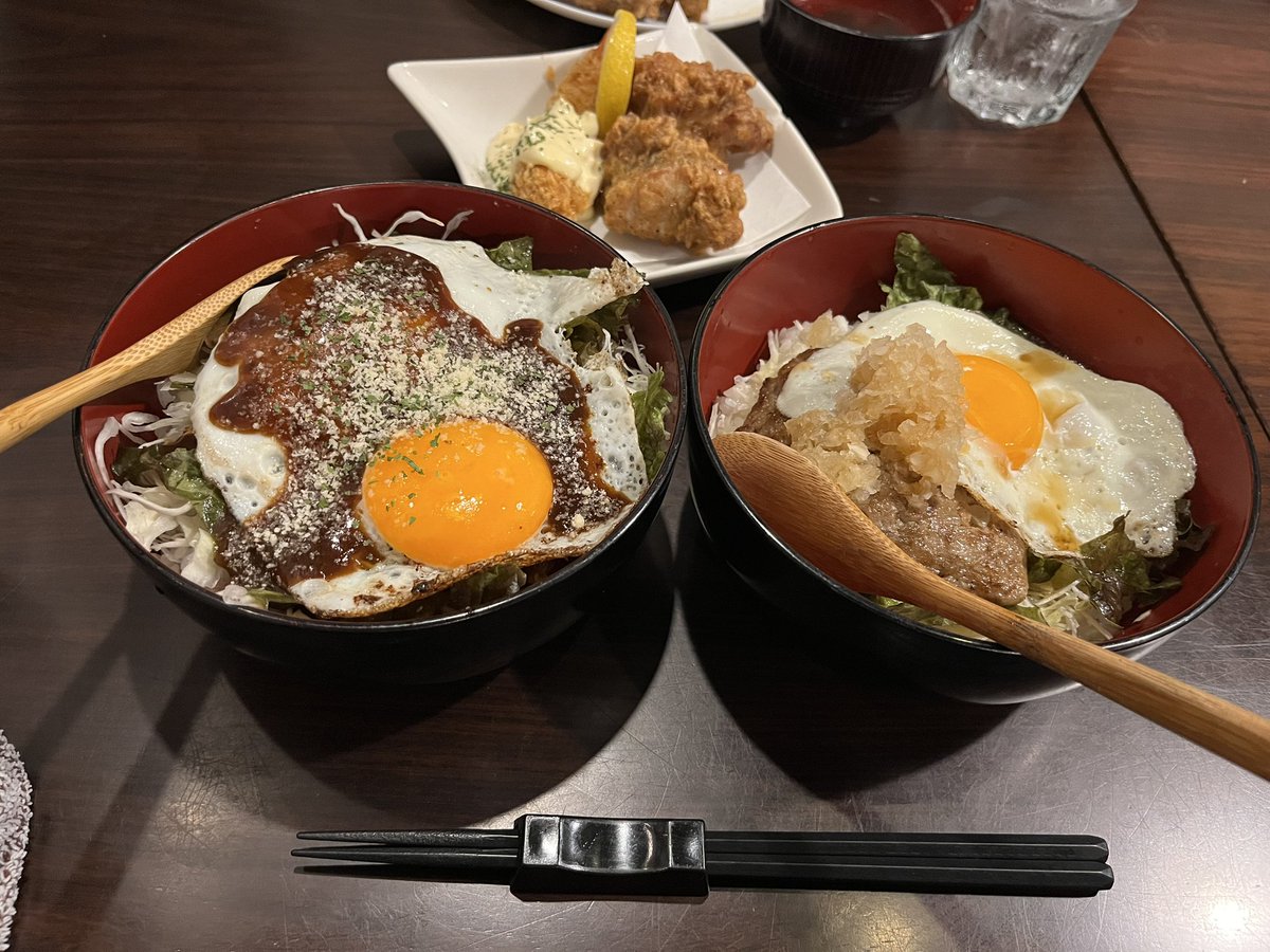 haruto_514's tweet photo. 久しぶりのうまうま
ロコモコ丼の
デミグラス(大盛)と和風(普通)
唐揚げとエビフライ美味かった😋🤤 https://t.co/00sYU5RjgP