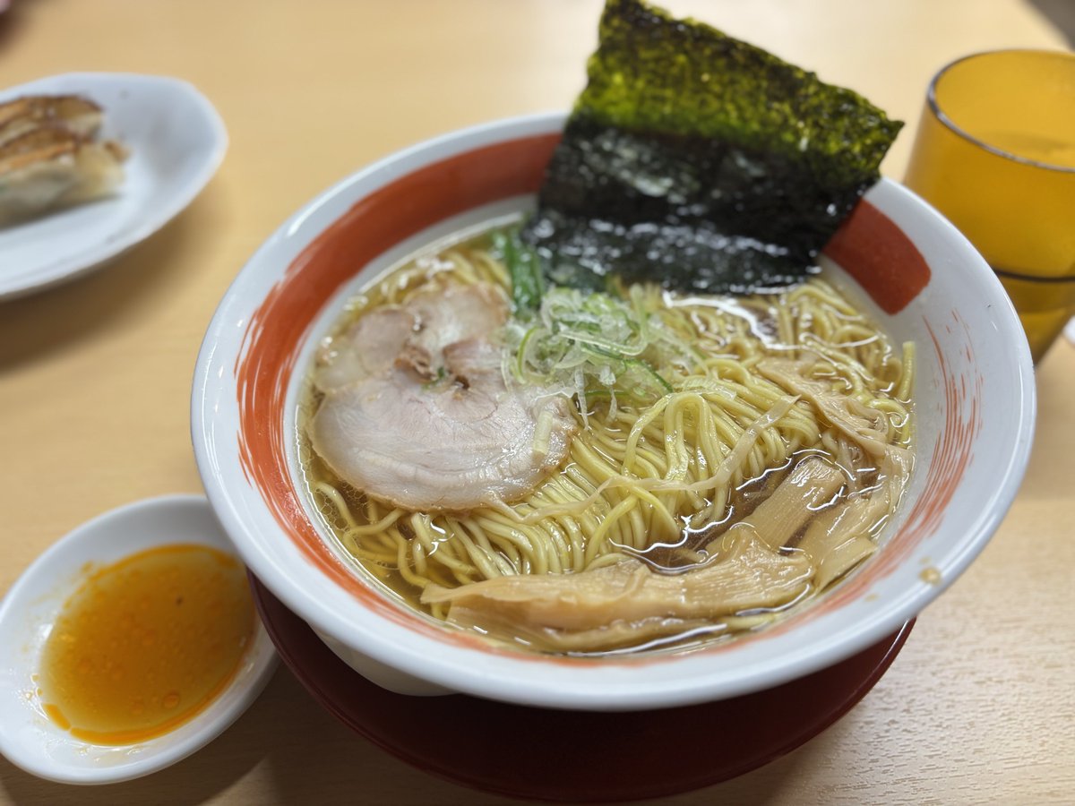 aochann_a's tweet photo. 前から気になっていたラーメン屋。今月末で閉店してしまうと言う事で食べにいった。
一番シンプルな淡麗醤油(大)を注文。スッキリしたスープと中細ストレート麺がいい感じに絡まって美味しくいただきました(*^^*)
 #麺屋花美 https://t.co/86IERKU2FJ