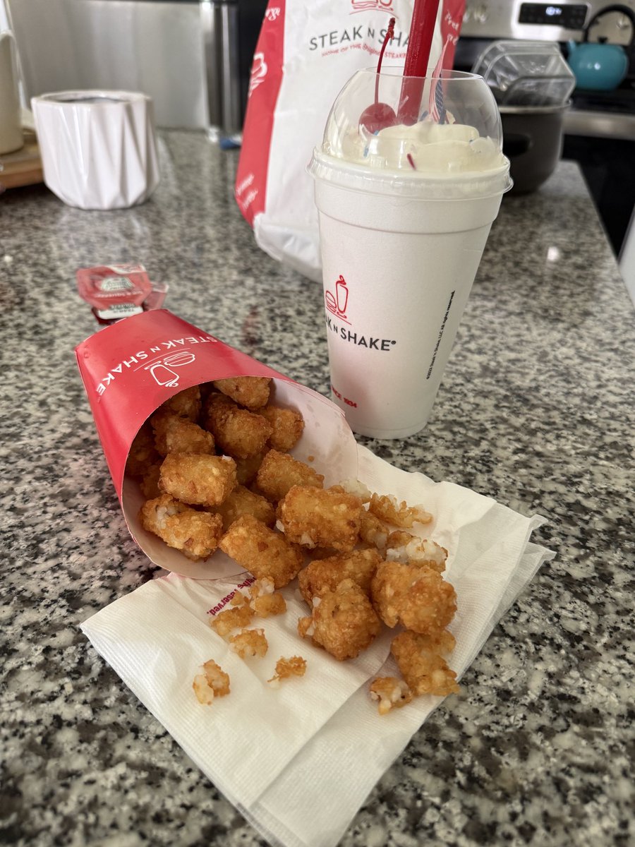 Ember_RC's tweet photo. When breakfast isn’t exactly healthy but it’s good. Thanks @SteaknShake for the .20 shake, and go USA! 🇺🇸 https://t.co/DRlTEWtGBM