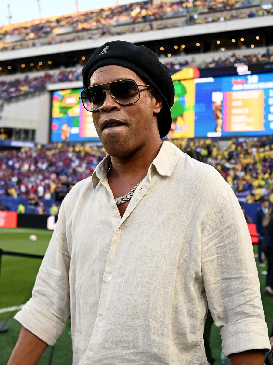 10Ronaldinho's tweet photo. https://t.co/FsyOcCruYk