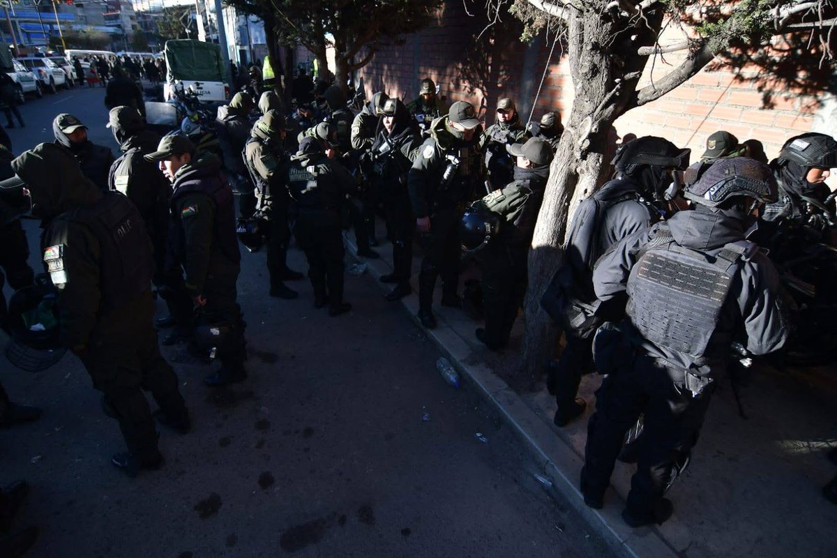 reddtvoficial's tweet photo. Estado de Excepción: Policía se despliega para iniciar el desbloqueo de carreteras en La Paz

Tras la declaratoria de Estado de Excepción emitida por el Gobierno en las primeras horas de este sábado, contingentes policiales se concentraron en distintos puntos estratégicos en La Paz para ejecutar labores de desbloqueo en las principales vías carreteras del departamento. La medida busca restablecer el orden público, garantizar la libre circulación de personas y vehículos, y recuperar la transitabilidad en las rutas afectadas por los bloqueos.