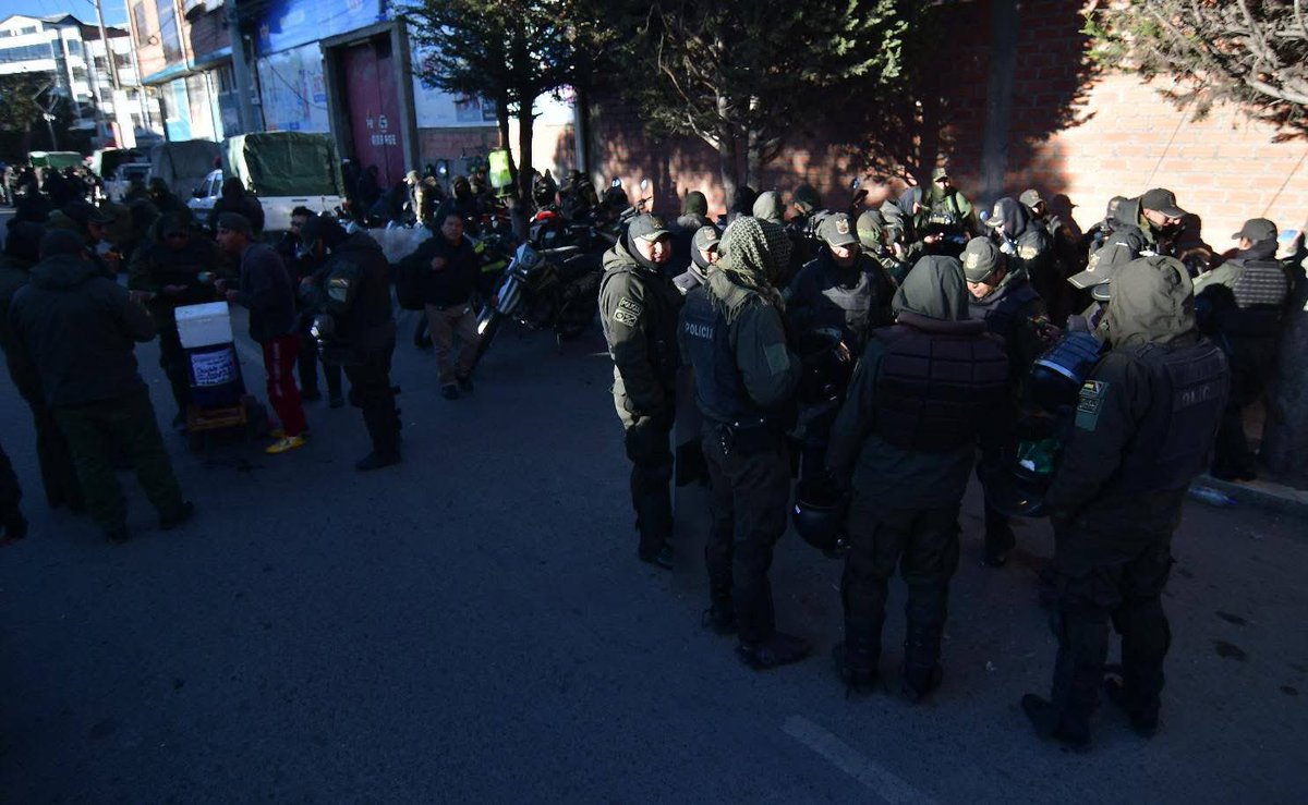 reddtvoficial's tweet photo. Estado de Excepción: Policía se despliega para iniciar el desbloqueo de carreteras en La Paz

Tras la declaratoria de Estado de Excepción emitida por el Gobierno en las primeras horas de este sábado, contingentes policiales se concentraron en distintos puntos estratégicos en La Paz para ejecutar labores de desbloqueo en las principales vías carreteras del departamento. La medida busca restablecer el orden público, garantizar la libre circulación de personas y vehículos, y recuperar la transitabilidad en las rutas afectadas por los bloqueos.