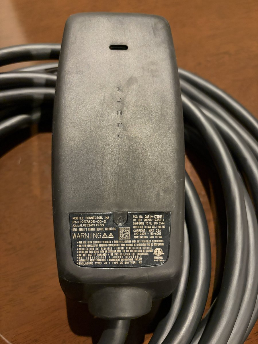 so_ran2000's tweet photo. テスラのモバイルコネクター届きました♪

ちょっと状態が良くないですけど許容範囲です😅

#テスラ #モバイルコネクター https://t.co/mETAN8wKBK