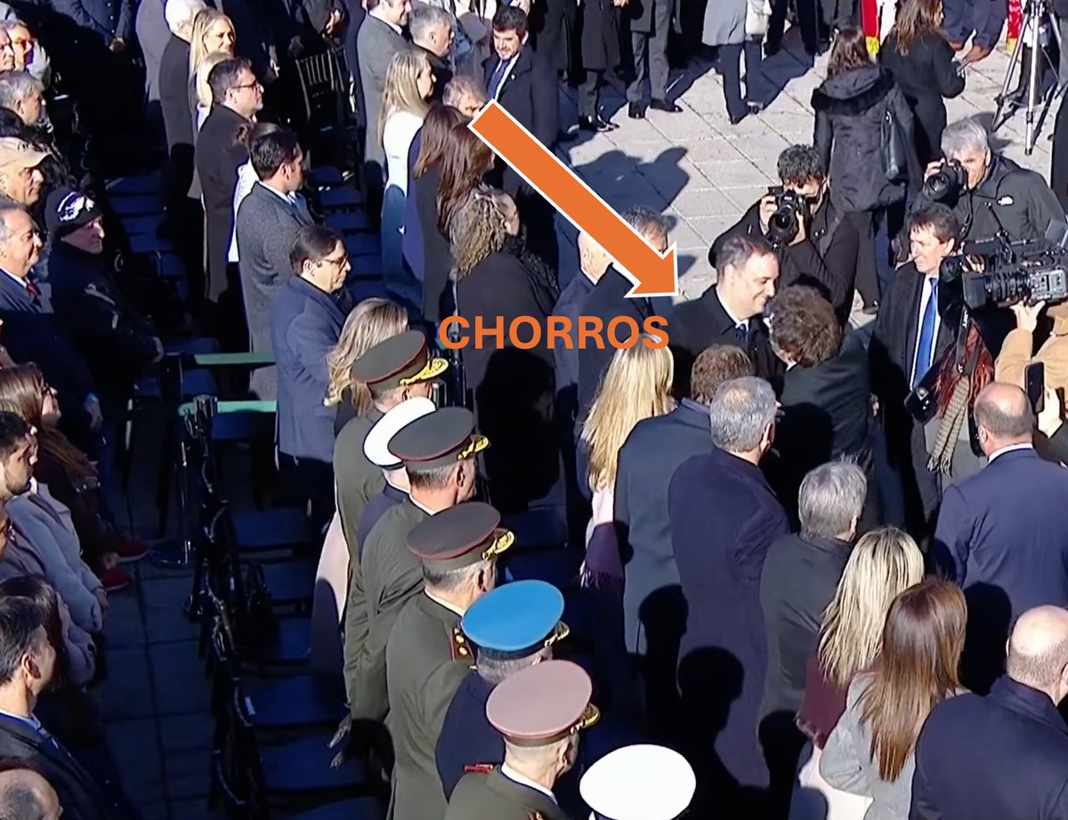 SergioChouza's tweet photo. Mancharon para siempre la bandera argentina.

Miserables. Delincuentes. https://t.co/ydBe8GhV6N