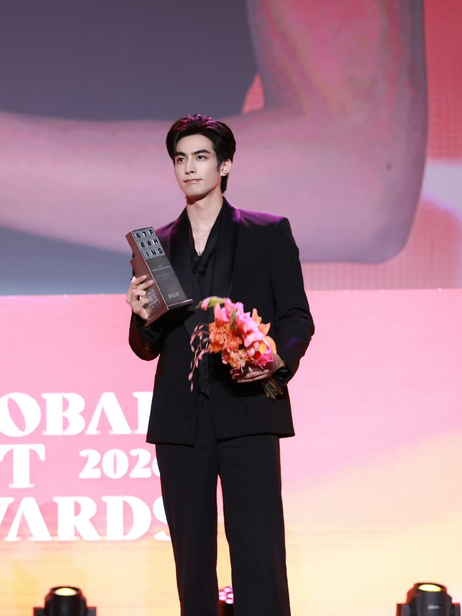 mylilbabyj's tweet photo. ทริปปูซาน🇰🇷 GUCCI MIKIMOTO OMEGA มาครบ และนี่คือดาราชายที่ถือตำแหน่งกับ high-end luxury 3 แบรนด์ ซ่งเวยหลงค่ะ ตอนเข้างานจริง mikimoto เพิ่มสร้อยคอมาให้ด้วย สมตำแหน่ง Global Brand Ambasaador ทุกประการ https://t.co/GoOquQWyjx