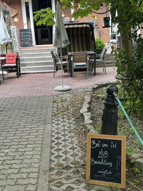 maxotte_says's tweet photo. Peter Hahne sandte mir ein nettes Bild zum Thema Bargeld aus seinem Urlaub. Gut so! https://t.co/fcACSi4o6G https://t.co/HTCW2ZOlQ4