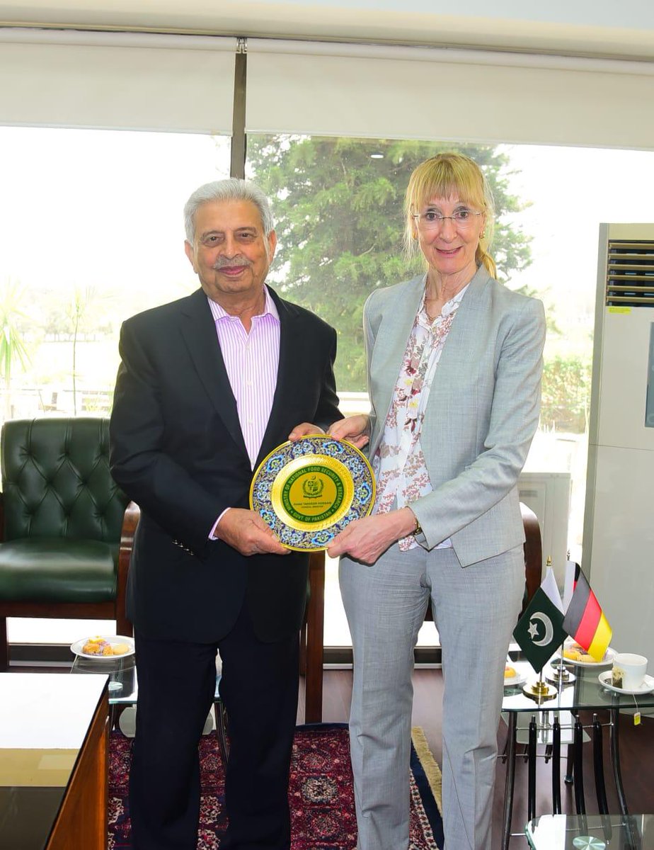 GermanyinPAK's tweet photo. Good discussion with Dr.@RTanveerPMLN Minister for National Food Security &amp; Research. We acknowledged the longstanding 🇩🇪🇵🇰 partnership &amp; the contributions of 🇩🇪Development Cooperation. Also discussed opportunities for stronger private-sector cooperation in agriculture &amp;livestock https://t.co/d7Yab4Ft1A
