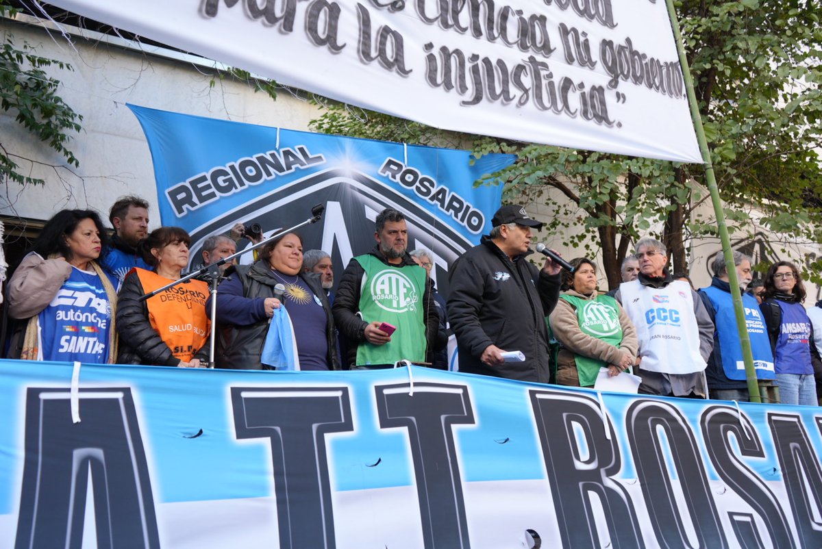 cta_fe's tweet photo. #AHORA | Acto en #Rosario en repudio a la presencia de #Milei y en defensa de la soberanía nacional 🇦🇷💪🏽 https://t.co/EZDGcExDpR