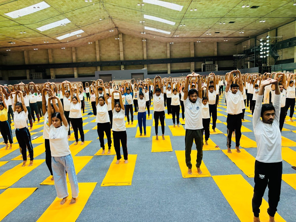 PIBSrinagar's tweet photo. Morarji Desai National Institute of Yoga (MDNIY), under the Ministry of Ayush, conducted a training session on the Common Yoga Protocol at the Vishwa Bangla Mela Complex, Kolkata.

#IDY2026 #YogaForHealthyAgeing #स्वस्थ_आयु_के_लिए_योग #InternationalDayOfYoga2026 #Yoga365 https://t.co/qQ7ncFbVew