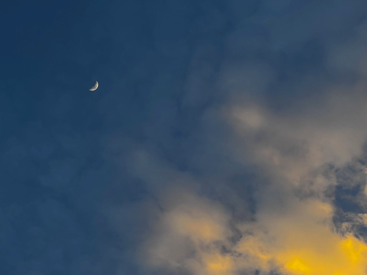 mansebanjaran's tweet photo. moon and clouds https://t.co/li7dDyP6ny