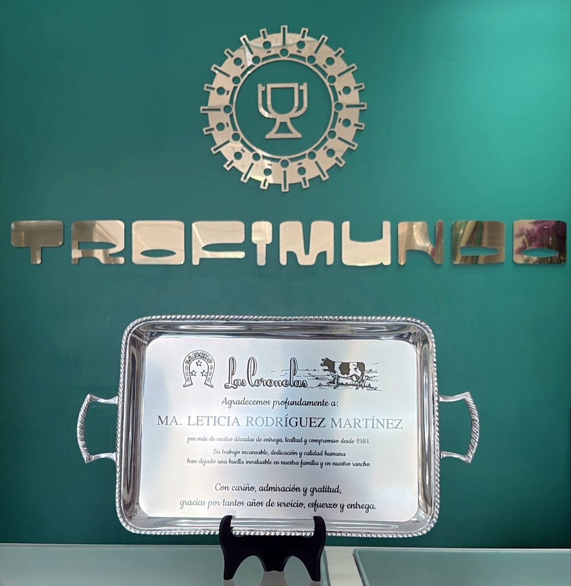 TROFIMUNDO's tweet photo. Charola en pewter con metal sublimado #catalogotrofimundo #unmundodetrofeos #reconocimientostrofimundo #trofimundosinpensarlo #trofimundo https://t.co/CInAnSlRby