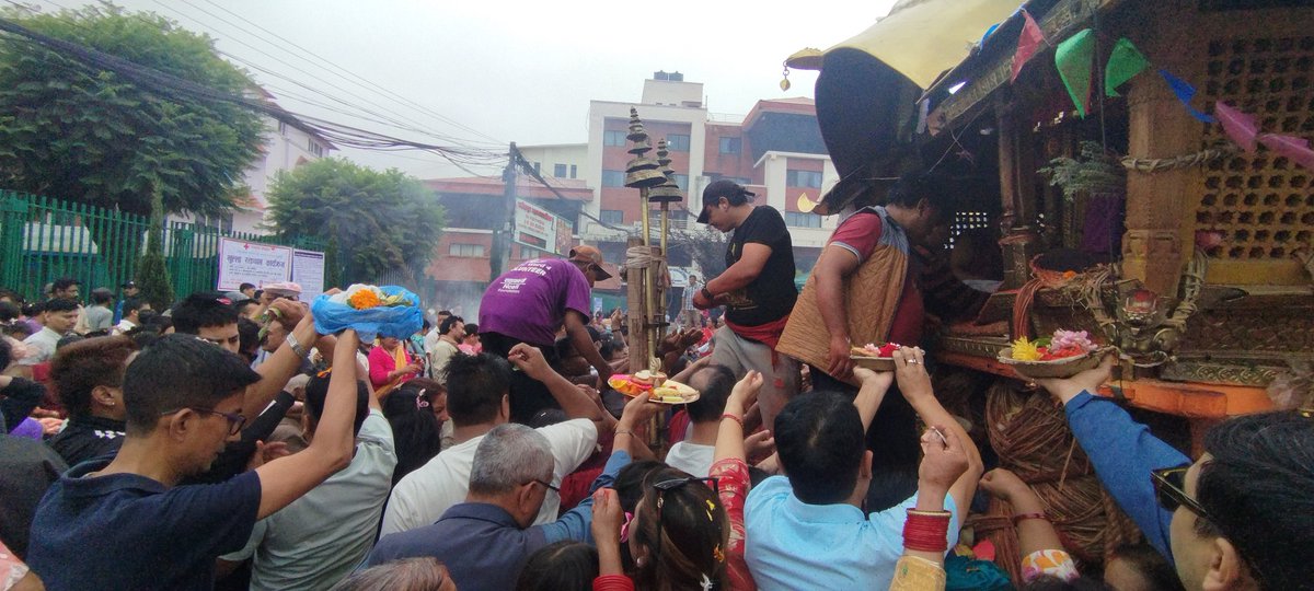 JNavin_personal's tweet photo. संस्कृति केवल जात्रा निकालेर मात्र जोगिँदैन; त्यसमा सहभागी हुने भक्तजनहरूको अनुभवलाई सम्मान गरे मात्र जोगिन्छ।
 ज्येष्ठ नागरिक तथा महिला भक्तजनहरूलाई भगवानको दर्शन गर्नसमेत ठेलामठेल र कोचाकोचको सामना गर्नुपर्ने अवस्था दुःखद छ। रातो मच्छेन्द्रनाथ जात्राजस्तो महान् सांस्कृतिक तथा https://t.co/vTxeVBAOex