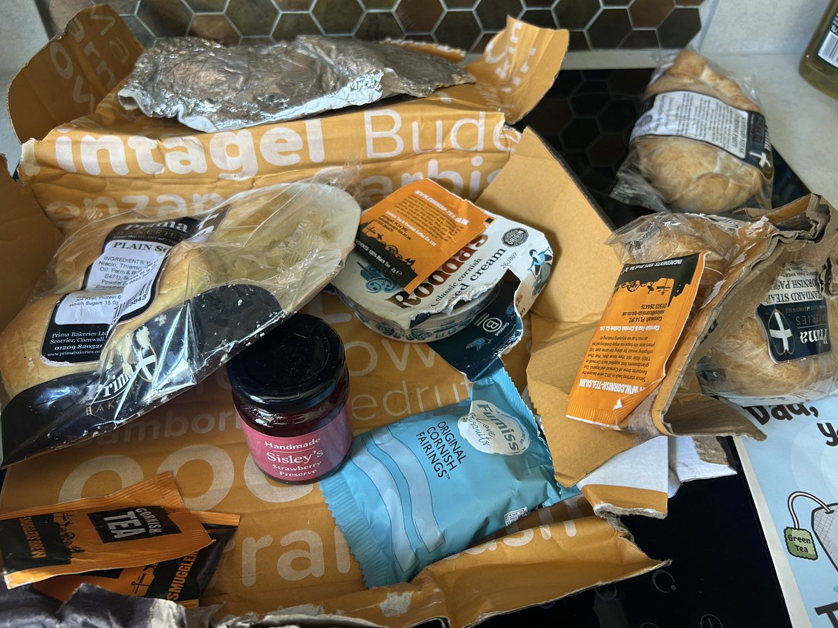 sexualelectro's tweet photo. @RoyalMail thanks royal mail for ruining fathers day! Everything soaked through even the tea bags! Disgrace https://t.co/sUSg2YsljS