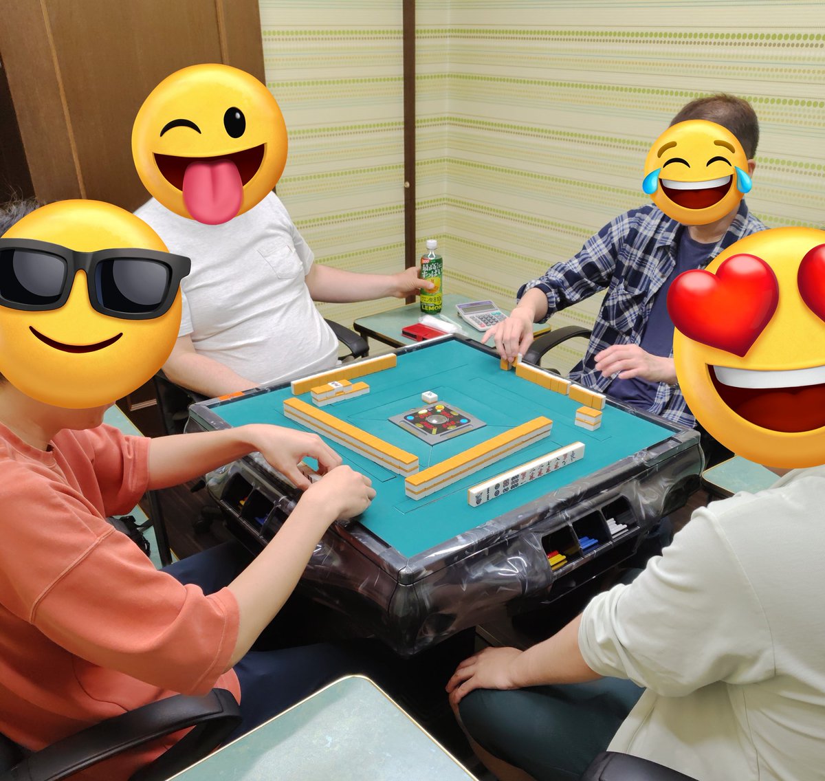 ZbosM's tweet photo. 今日の福山市は雨ですが、皆様いかがお過ごしでしょうか？
皆様の周りではサッカーが盛り上がってますかね？
麻雀打ちながらサッカーの話をするのもいいかも！？

今日は新規さん参戦してサーク活動してますよ〜

#ふくやまーじゃん
#福山市
#ノーレート麻雀 https://t.co/KyQriDQglh