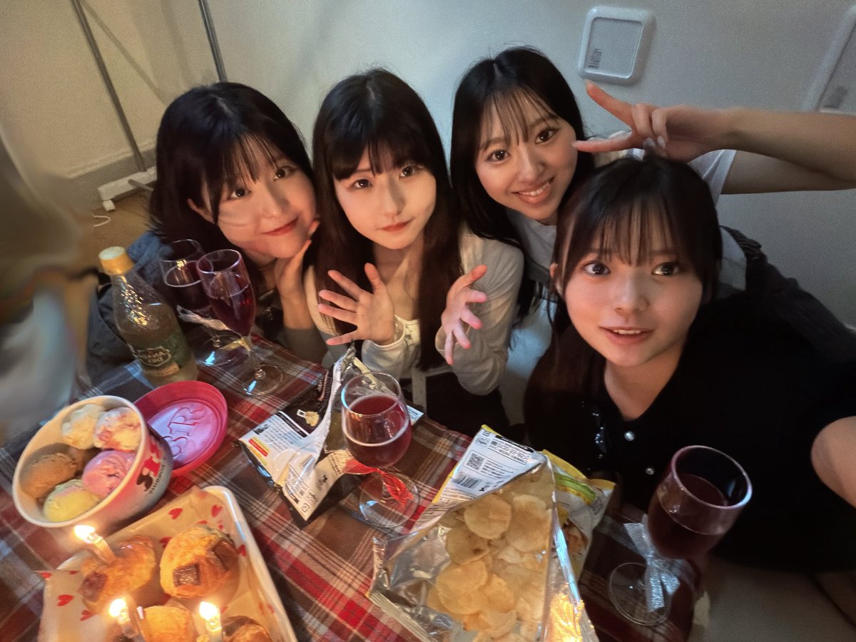 otoho_toho's tweet photo. #ゴールデンウィークの女優たち のみんなでスイーツパーティー！！🥂

栞ちゃんは都合が合わず……5人でぜったいリベンジね！！ https://t.co/4EFgNyQKTf