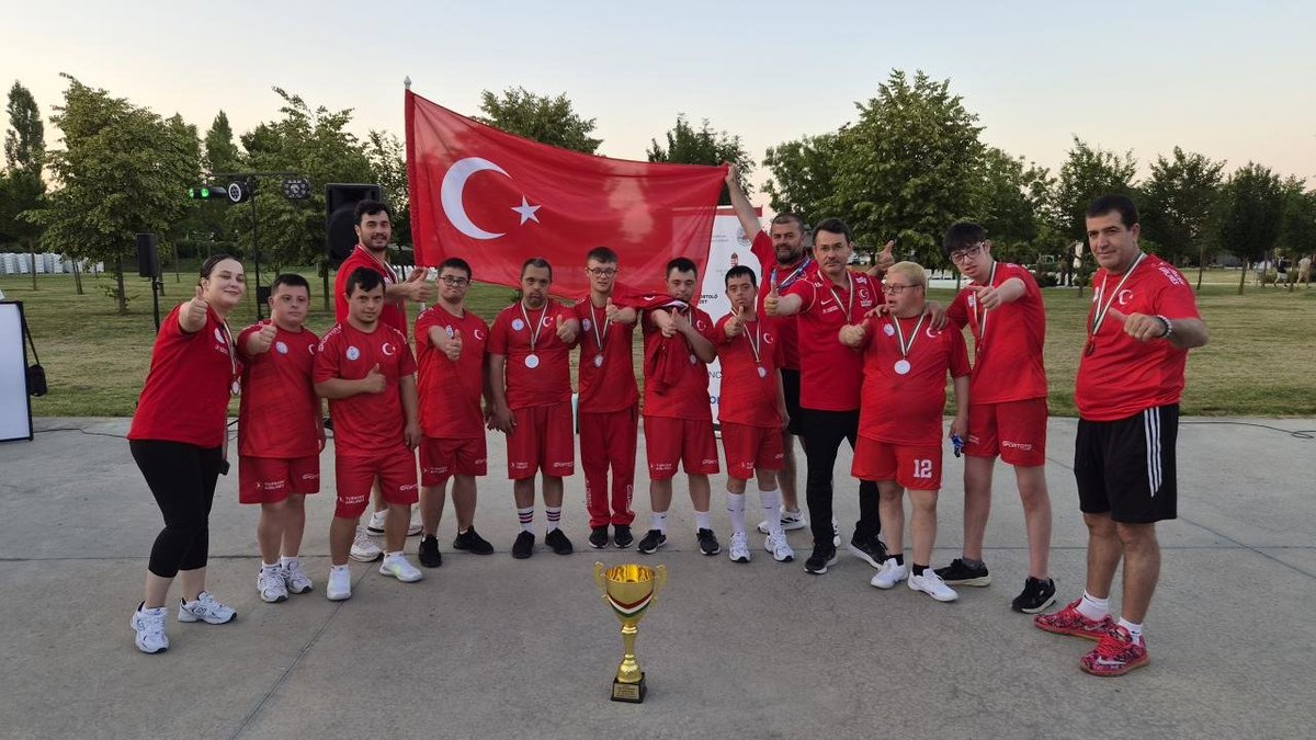 saboozge's tweet photo. Down Sendromlu Basketbol Milli Takımı, Macaristan'da düzenlenen Dünya Şampiyonası'nı 2. sırada tamamladı...

Helaaaaaalllll ❤️
Akşama da kızları alkışlayacağız.
Sabahın hezimetinden ancak toparlanırız 😏 https://t.co/KUwTybz1FX