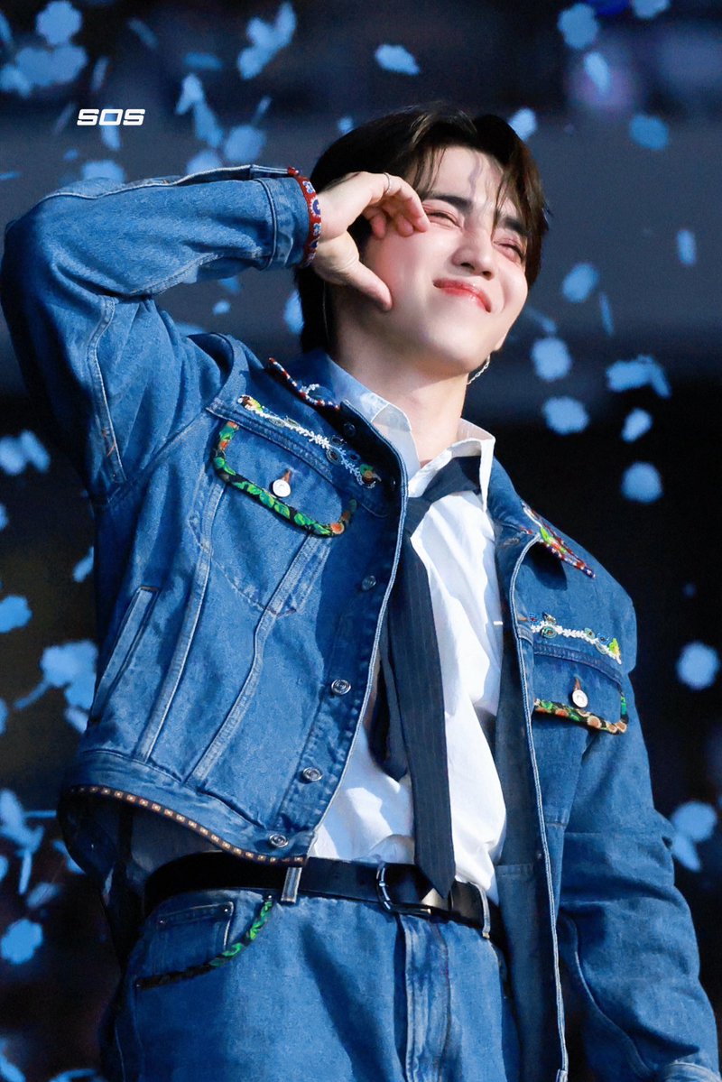SOS_0808's tweet photo. 260620 Caratland

>ᴗ<✧

#SCOUPS #에스쿱스 #최승철 #승철 https://t.co/E9auqBW2nY