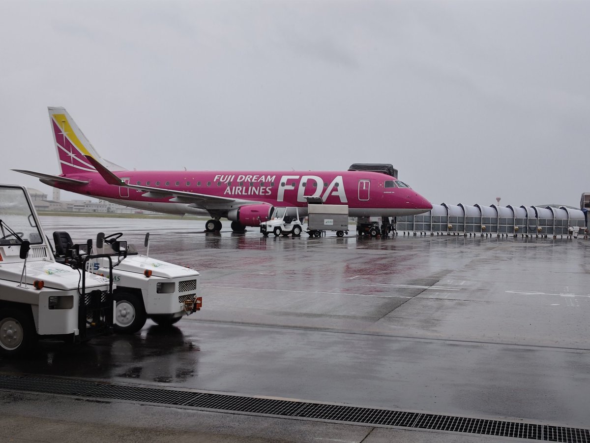 ri10cu's tweet photo. 6/20（土）
今日は名古屋空港からFDAに乗り、新潟へ来ました。飛行機で来たのは初めてです。
直行リムジンバスで新潟駅へ行き、整備が進む駅前広場や、地上仮線跡の様子を見たあと、「えちごツーデーパス」を購入して電車に乗り、村上や長岡へ寄ってきました。

260620 https://t.co/bWG7Uqd4NS