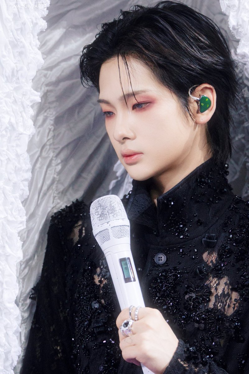zhouzhennanvin's tweet photo. ✨️ ETHEREAL ✨️

Zhou Zhennan snaps from his LOVE &amp; DESIRE (birthday) Concert.

#ZhouZhennan https://t.co/mHteUWw3Mm