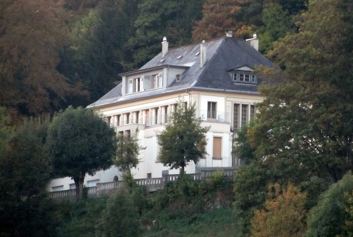 LucasSchiavini's tweet photo. the house the architect lived in vs the shit he designed for others https://t.co/tX7MRGV7T8