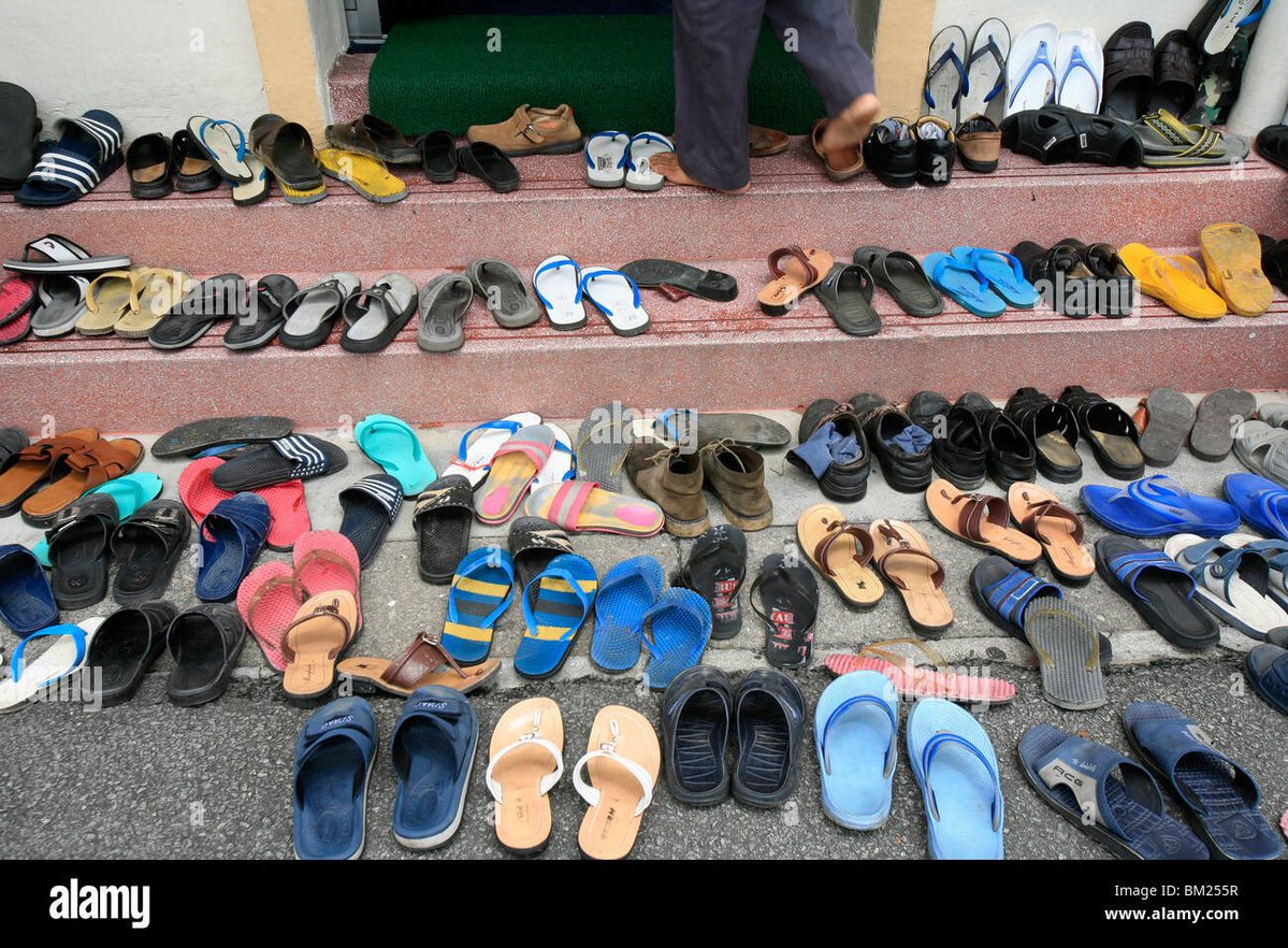 derrickagaba5's tweet photo. Whoever steals shoes ku mizigiti Gwe kakoba mbarara. Please mujakulemesa okusala! https://t.co/By6wWT3Oum
