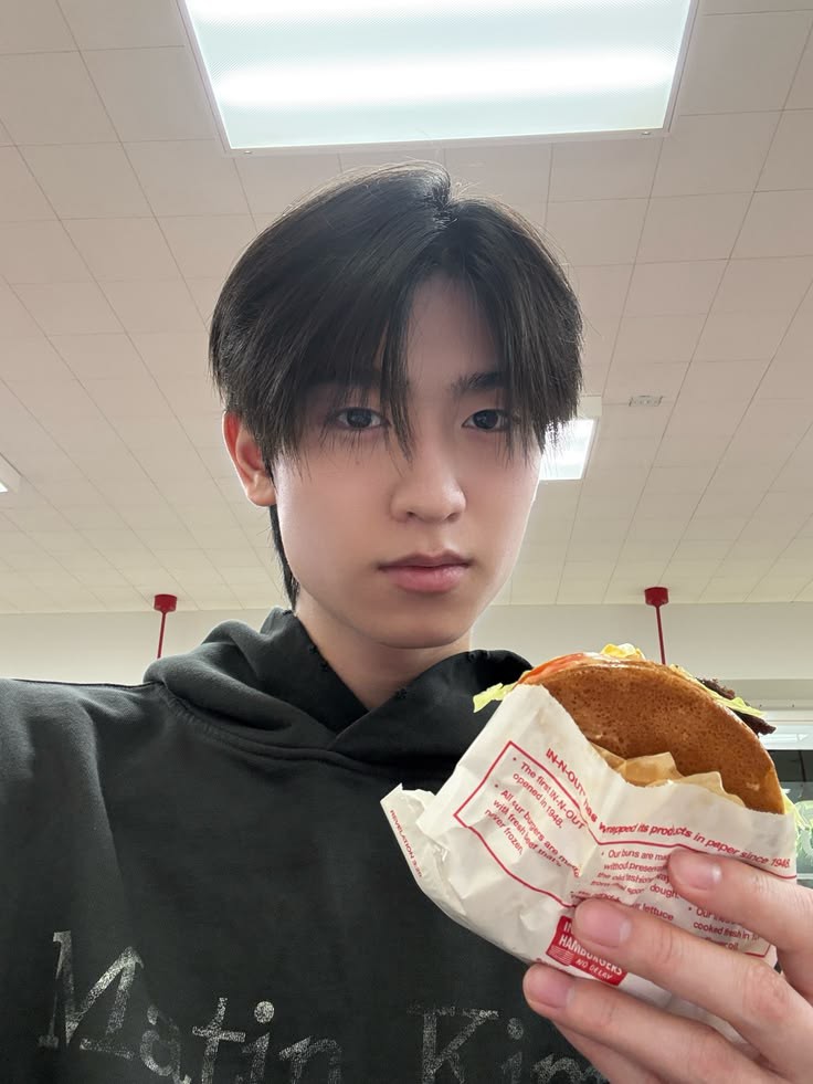 revuels's tweet photo. buhay pa si pogi https://t.co/j6PA4wj1Gk