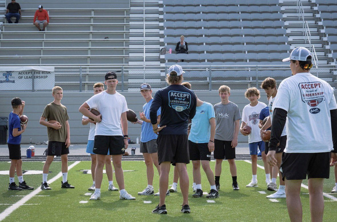 jefftrickeyqb's tweet photo. Remarkable start to the summer run.  Love seeing guys back for more this summer.  8 camps down and 15 to go.  WRs bout to show up and add a whole new dynamic.  Deforest, Minnetonka, and De Pere up next!  #trickeyqbcamps #bettertogether https://t.co/Lmgjbs2FyD