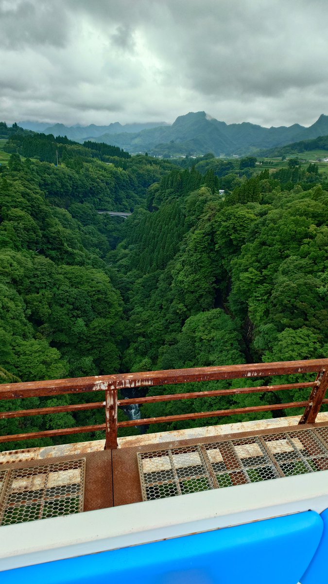 suzugamori2's tweet photo. 日本一高い鉄道鉄橋でシャボン玉ファンタジー。素敵。 https://t.co/Ij7nY802u7