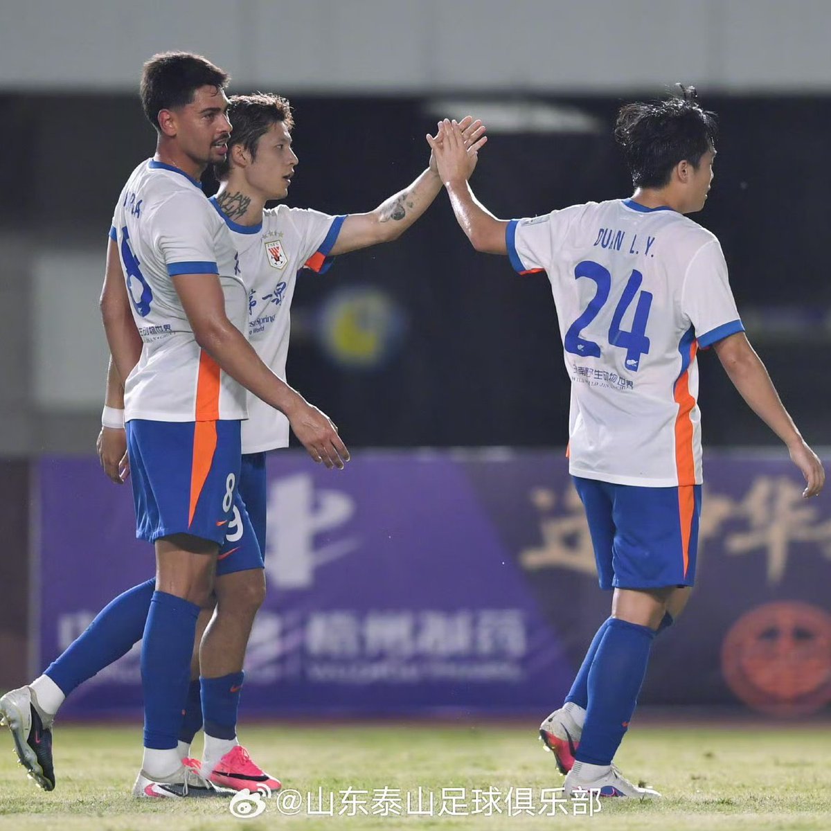 sdtsfcbrasil's tweet photo. Full Time Guangxi Hengchen 0 X 5 Shandong Taishan

Com gols feitos por Zeca 3 vezes, Merkies e Chen Pu o Shandong Taishan vence e está classificado pra próxima fase da copa da china 

#山东泰山 #shandongtaishan  #shandongtaishanfc #weareone #copadachina #cfacup #chinesefacup https://t.co/sER2rd6Ff5