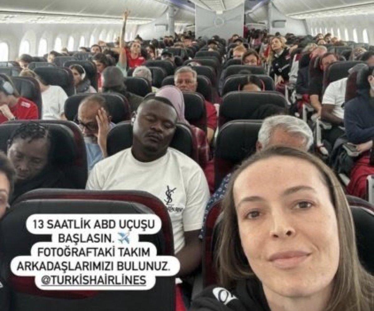 zzssyytt's tweet photo. Şu şekil gittikleri Amerika’dan şampiyon olup döndüler erkek futbol takımına ise villa verildi özel uçaklar tahsis edildi ülkenin tüm imkanları seferber edildi sonuç dünya kupasından elenen ikinci takım oldular ülkeyi rezil ettiler..

#FileninSultanları #BizimÇocuklar https://t.co/jE8urBCxUb