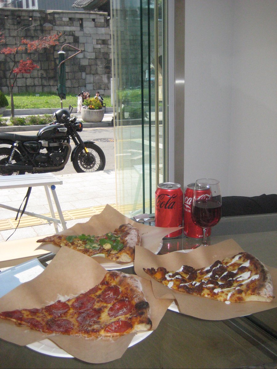 muppyroom's tweet photo. 디카로 담은 느좋 피자집..🍕🍷 https://t.co/t4L9FT47hm