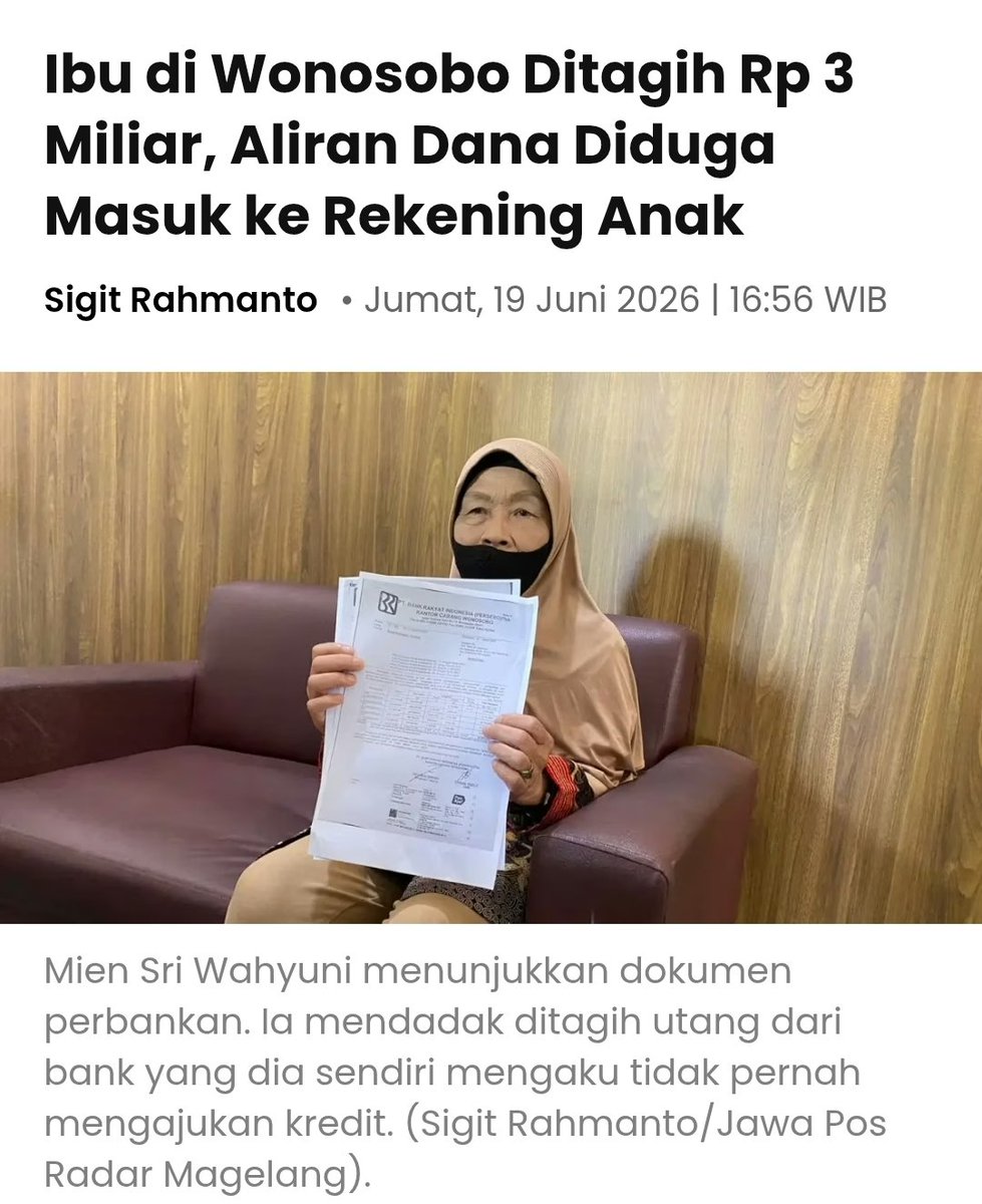 eMbahNyutz's tweet photo. Fraud oleh anak sendiri?

Quote berita: Fakta mengejutkan terungkap setelah adanya indikasi aliran dana yang diduga kuat masuk ke rekening Heri dan Suci (anak kandung dan anak tiri). Sementara itu, Bu Mien sendiri memastikan tidak menerima aliran uang tersebut. 

Kondisi terkini menunjukkan nilai total tagihan akibat akumulasi utang pokok, denda, dan penalti tersebut telah membengkak dalam kisaran Rp 2,6 miliar hingga Rp 3 miliar.

"Kondisi saya sekarang setiap hari ketakutan di dalam rumah. Saya trauma, Pak. Setiap hari ada orang datang menagih, menagih, dan menagih. Saya dikasih file kredit dari bank juga tidak mengerti isinya untuk apa. Saya tertekan karena ditagih utang yang bahkan saya tidak pernah lihat uangnya sepeser pun," keluh Bu Mien.

Melihat kondisi Bu Mien yang buntu, pihak keluarga mempercayakan langkah hukum kepada Haris sebagai kuasa hukum.

Haris membeberkan bahwa laporan yang dilayangkan ke Polres Wonosobo terkait dugaan rekayasa kredit dan pemalsuan dokumen ini nyaris tidak bergerak selama dua tahun terakhir.

Menurut Haris, selama dua tahun berjalan, Surat Pemberitahuan Perkembangan Hasil Penyelidikan (SP2HP) yang dikirimkan oleh penyidik kepolisian hanya memuat alasan-alasan teknis yang normatif tanpa ada kemajuan yang substantif. Penyidik berdalih berkas fisik file kredit dari pihak perbankan belum ditemukan atau diserahkan secara lengkap.

Hambatan serius juga terjadi pada proses pemeriksaan saksi kunci. Agenda pemanggilan terhadap notaris yang namanya tercantum dalam akta kredit tersebut selalu tertunda karena pola komunikasi yang dinilai sengaja mengulur waktu.

"Setiap kali dijadwalkan pemeriksaan oleh penyidik, polanya selalu sama. Saat notarisnya bisa hadir, pengacaranya berhalangan. Giliran pengacaranya siap datang, notarisnya yang mengaku tidak bisa hadir.

Alasan muter-muter seperti ini terus berulang selama dua tahun. Akibatnya kasus jalan di tempat, padahal klien kami setiap hari diteror ketakutan karena rumahnya sudah masuk daftar lelang," tegas Haris.