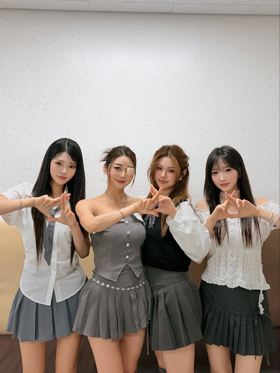 official_diva_x's tweet photo. [260620] 구미 all dream festival 에 초대받아서 공연하고왔어요 💞 디바엑스 격하게 응원해주셔서 감사합니다! 

그리고~~~~
디바엑스가 벌써 1주년을 맞이했어요! ✨

언제나 같은 자리에서 가장 큰 힘이 되어주는 우리 디바나,
늘 고맙고 많이 사랑해요.
앞으로도 우리 오래오래 함께해요! 💕

⁠ https://t.co/b7etbiABRF