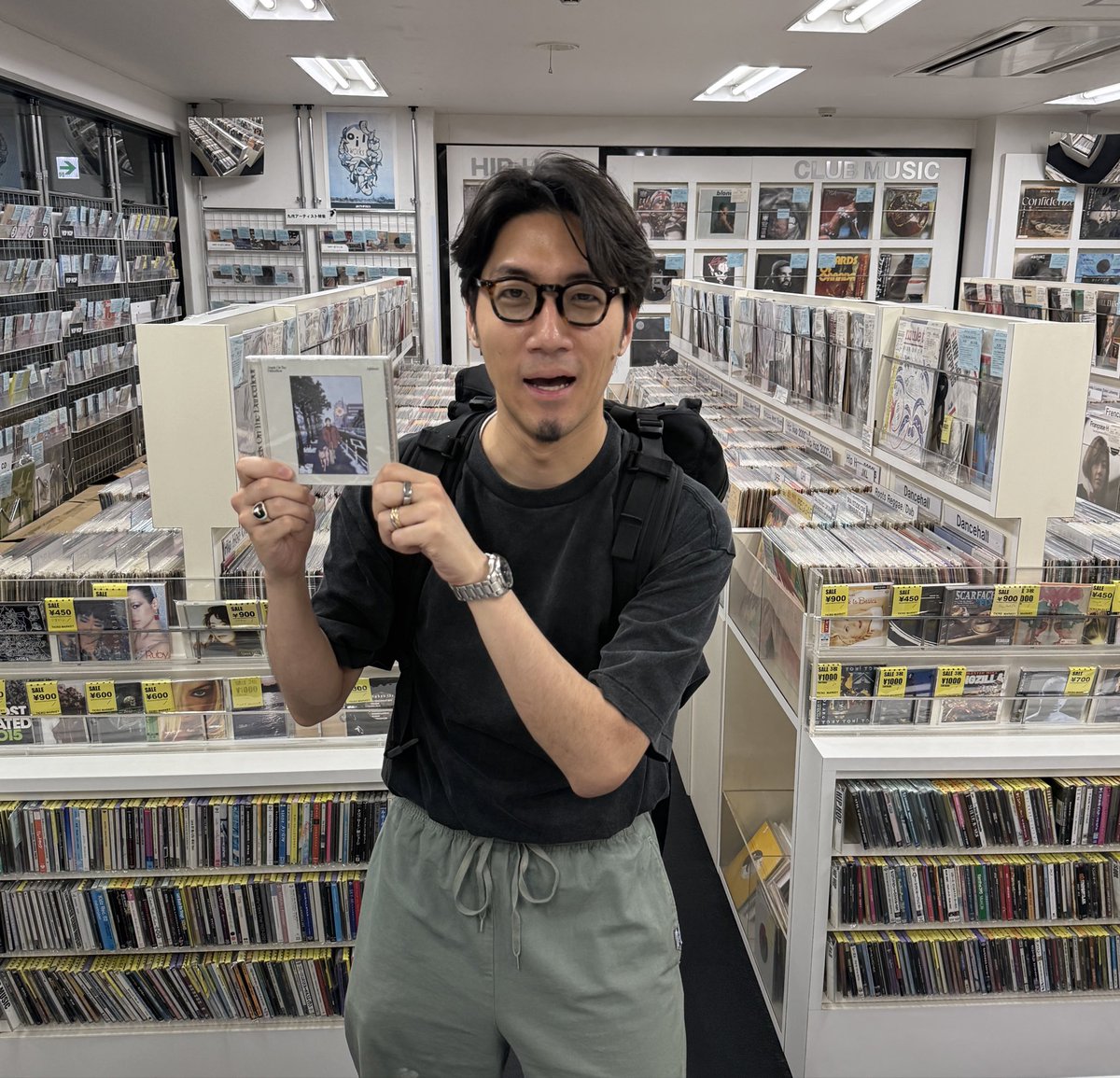 NWJNS_244's tweet photo. 昨日トーフ君が来てレコードいっぱい買ってくれた🙏🙏
（このアカウントはNewJeansオタク用アカウントなので自分の仕事とは切り分けているけど、たまには仕事の投稿も。）
昔ライブ見たなーと思って写真探したら2014年だった（笑） https://t.co/zzT6pzAaQz
