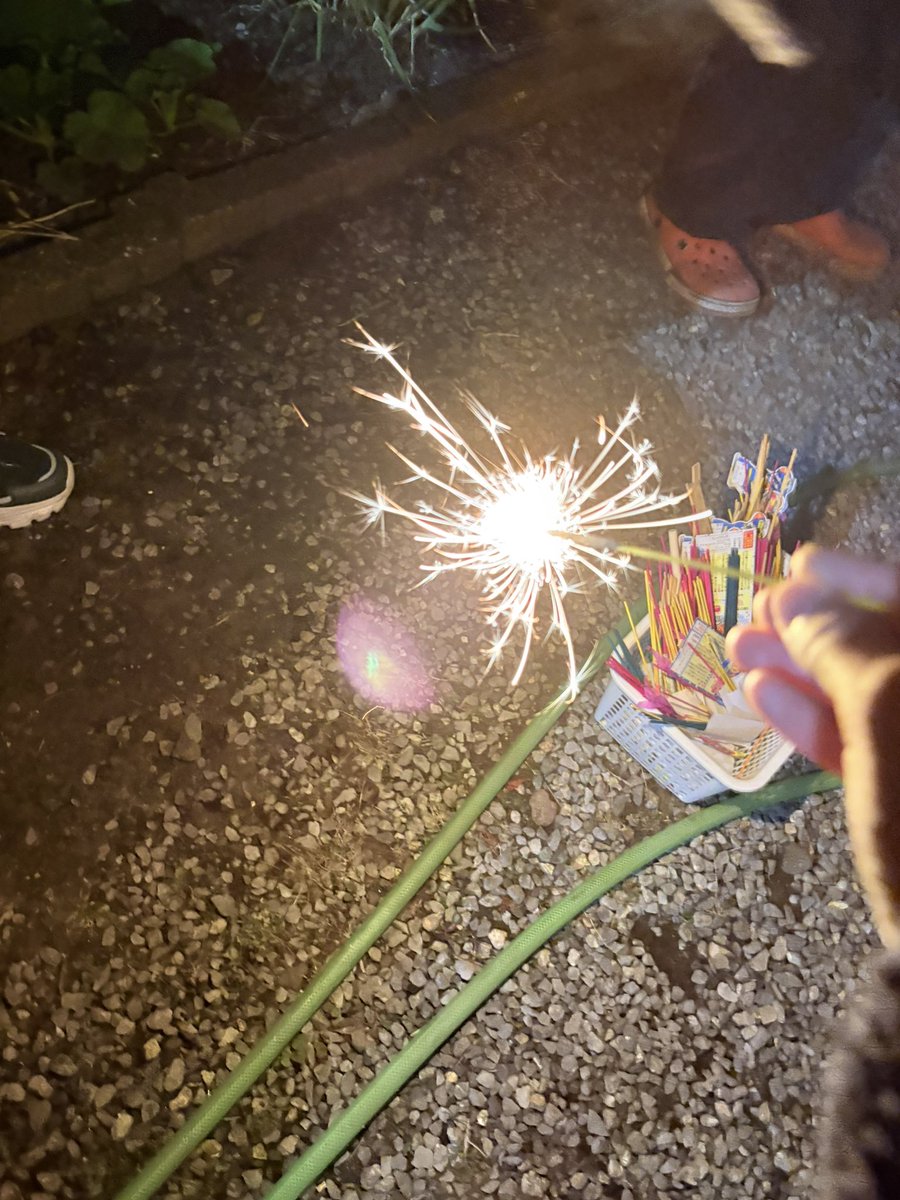 Rin_26_rin's tweet photo. 久々の花火楽しい〜😍🎇✨️
240本！
みんなで一気に放火www https://t.co/3fOlLhncMo
