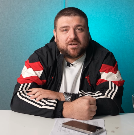 telqraft's tweet photo. Hasan Arda Kaşıkcı'dan Milli Takım'da kaptanlık kıyaslaması:

🔷 Bu ülkede Burak Yılmaz, Portekiz karşısında penaltıyı kaçırdı.

🔷 Çıktı dedi ki ülkemizi üzdük, daha doğrusu ben üzdüm.

🔷 Daha da fazla uzatmadan söyleyeyim, bu benim son milli maçım, özür dilerim.

🔷 Bak bu Burak Yılmaz.

🔷 Elemeler 10 maç, 6 gol, 3 asist, takım kaptanı.

🔷 Kenara çekiliyorum dedi.

🔷 Hakan Çalhanoğlu, biz daha çok oynarız sakin ol.

🔷 Biz daha bu millete kendimizi telafi ederiz ya.

🔷 Tecrübe oldu bize de.

🔷 Daha ne tecrübesi olacak ya sana?

🔷 Bizim yerimize Kosova gelseydi, Kosova'nın 4 puanı vardı.