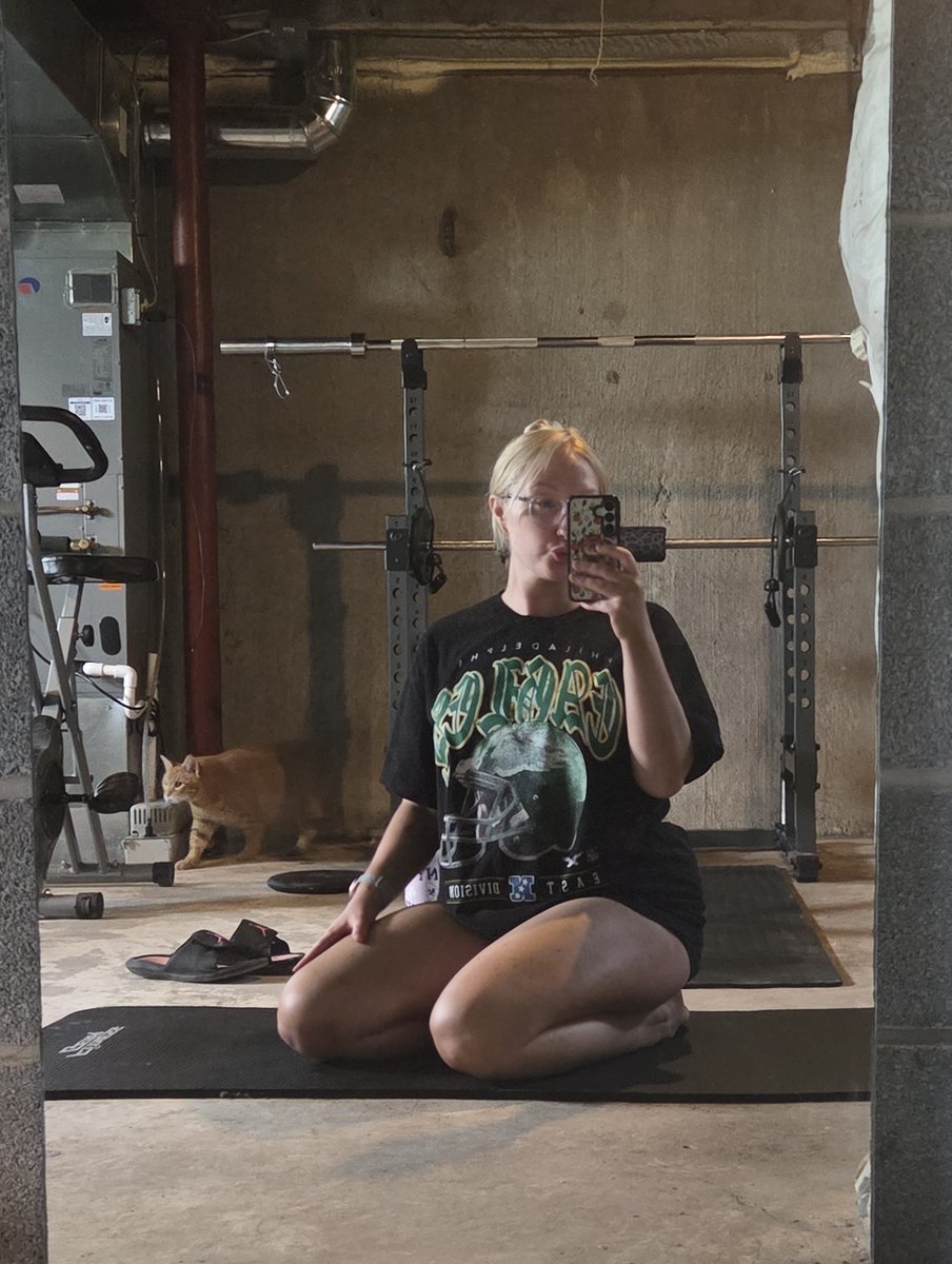 kxop23's tweet photo. Good morning from Zeus and me 🐈🏋🏼‍♀️ https://t.co/OSEa2dPEZr