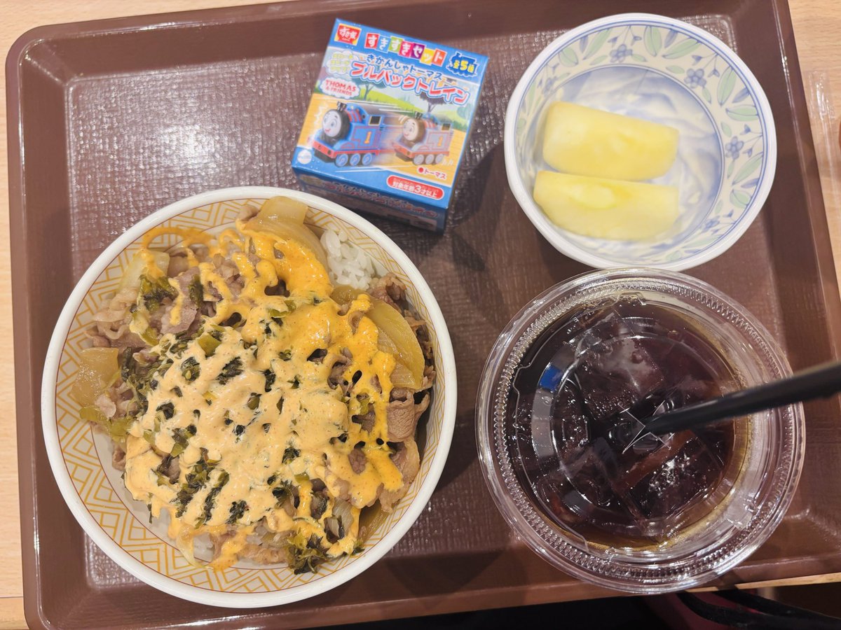MikittyEdelweiz's tweet photo. すき家のすきすきセットがきかんしゃトーマスのプルバックトレインでした！

トーマスをゲットしたのだけど、コレが最初はゆっくり走り出すんだけど、途中からめちゃくちゃスピード速くなってちょっとビックリ！めちゃ楽しい！ https://t.co/m28vEPD25H