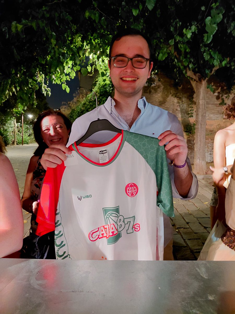hermandaddelao's tweet photo. La Tómbola ha culminado sus dos primeras jornadas con una extraordinaria afluencia de hermanos, cofrades, instituciones, autoridades y público en general, que han disfrutado tanto de los atractivos premios como de nuestro ambigú, en un ambiente marcado por la convivencia, la fraternidad y la cordialidad.

Hoy pondremos el broche final a esta XL edición de la Tómbola y os esperamos a la orilla del río, un enclave privilegiado donde la brisa y la cercanía del agua contribuirán a mitigar las altas temperaturas.

Os animamos a acompañarnos en esta última jornada y a compartir juntos el cierre de una edición tan especial.